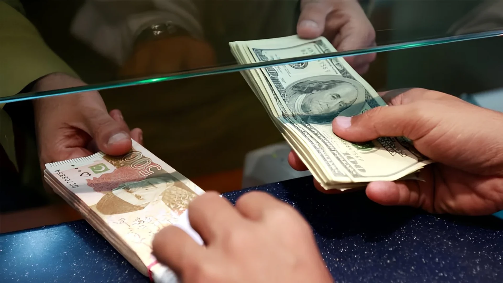 انٹربینک میں ڈالر کی قدر میں معمولی کمی، امریکی کرنسی مزید سستی