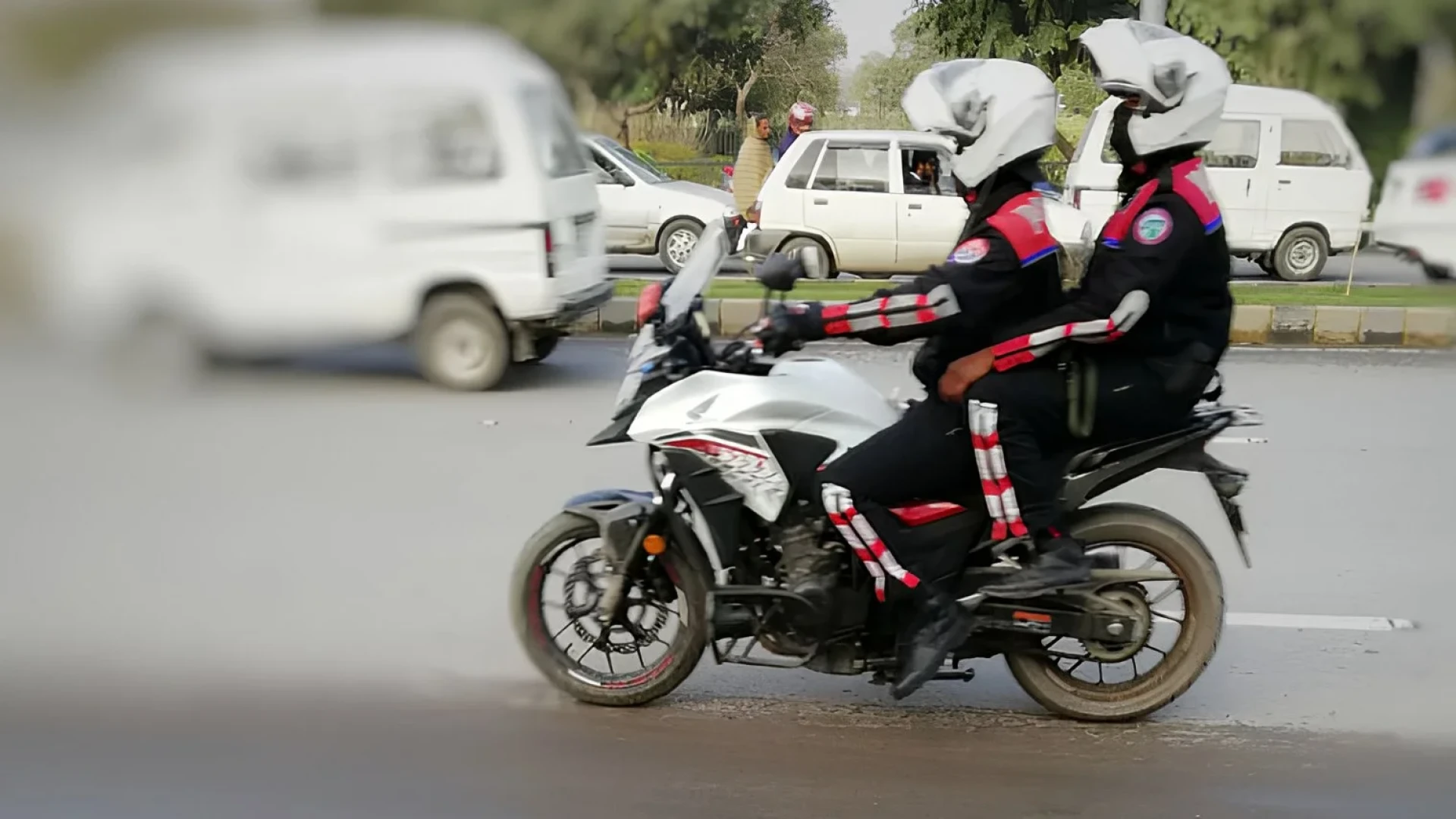 شیخوپورہ میں ڈاکوؤں کی واردات، ڈولفن اسکواڈ کے 2 پولیس اہلکار لوٹ لیے گئے